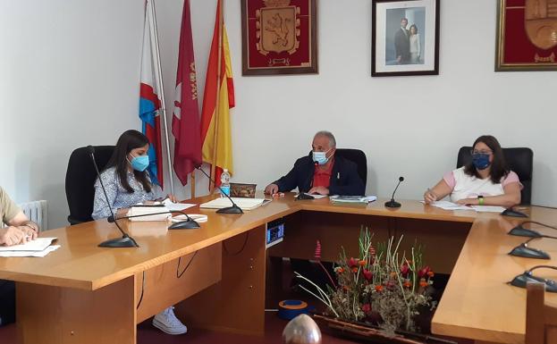 Ainhoa López toma posesión como concejala del PSOE en el Ayuntamiento de Toreno