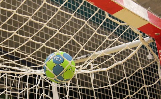 La Junta remarca que el campus de Vegacervera con 27 positivos dependía de la Federación de Balonmano