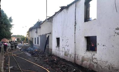 Varias complicaciones dificultan la extinción de un incendio en tres viviendas en Mansilla del Páramo