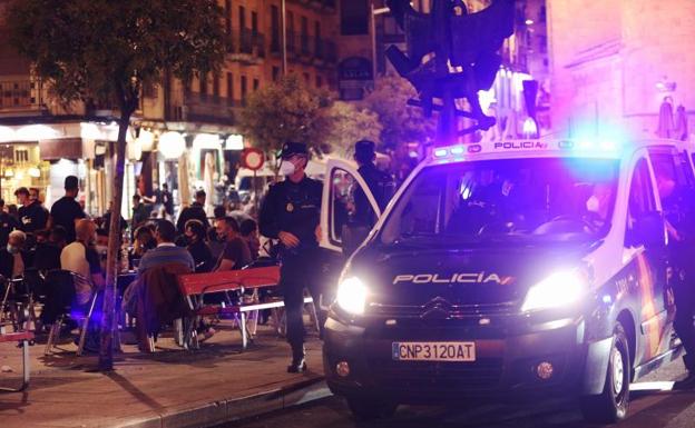 Evacuadas al hospital dos menores por inhalar humo en un incendio registrado en una vivienda en Salamanca