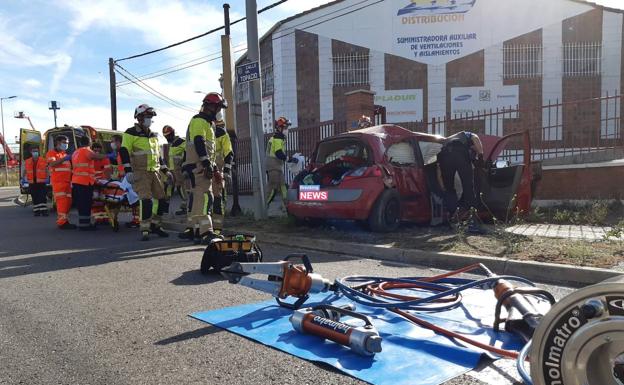 Heridas cuatro personas en la salida de vía de un turismo en la calle Topacio de Valladolid