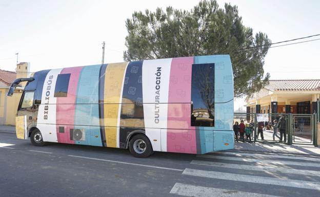 Cinco usuarias del Servicio de Bibliobuses de la Diputación de León ganan el concurso de relatos 'Cuento hasta 47'