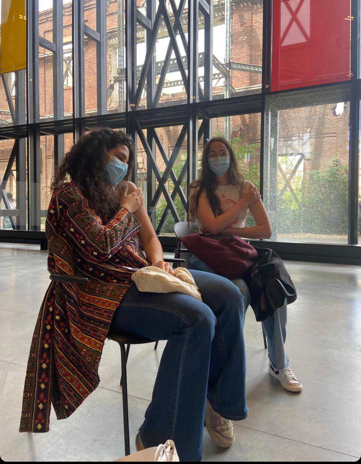 Cristina Viñuelas, junto a otra estudiante Erasmus recién vacunada./