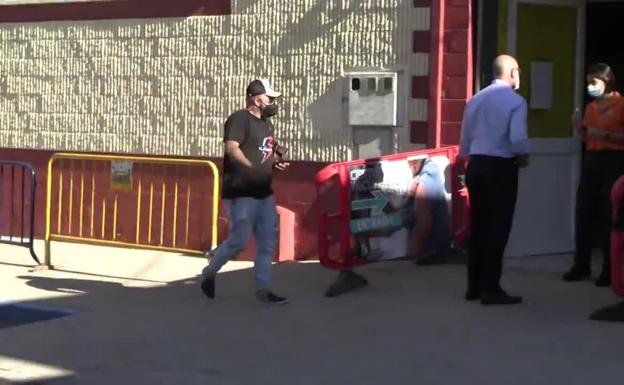 Kiko Rivera huye derrapando de las preguntas relacionadas con su madre