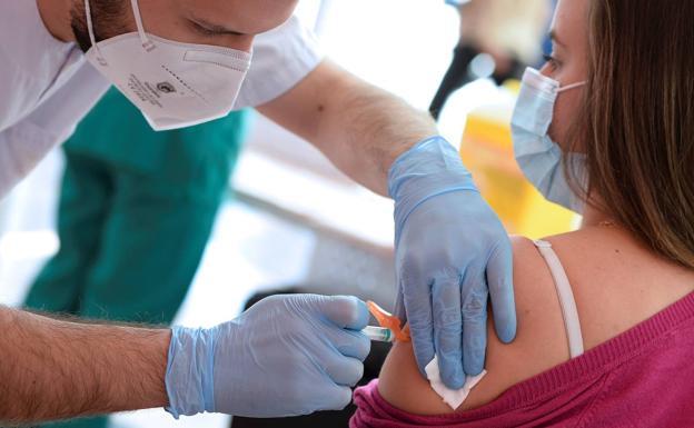 Más de la mitad de la población de León ya ha recibido la pauta completa de la vacuna contra la covid-19