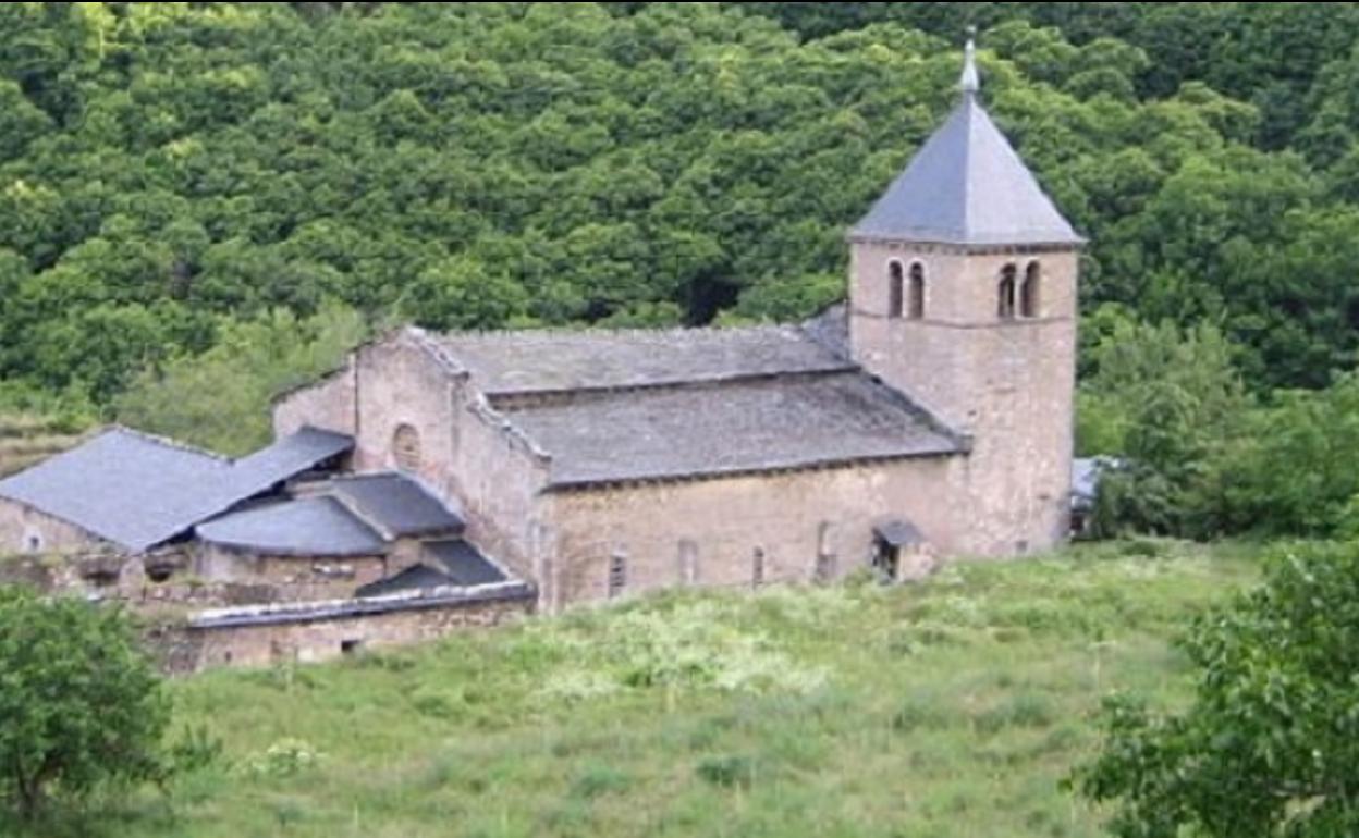 El monasterio de Montes de Valdueza acoge la muestra fotográfica 'Donde la sombra no crece'