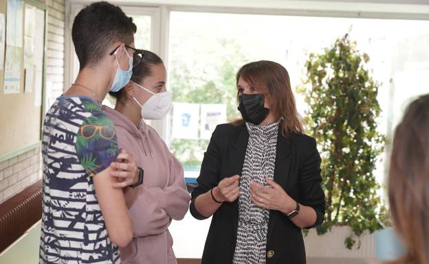 Lucas asegura que la alta incidencia de la covid entre los jóvenes en verano demuestra que los centros fueron lugares de «contención» durante el curso