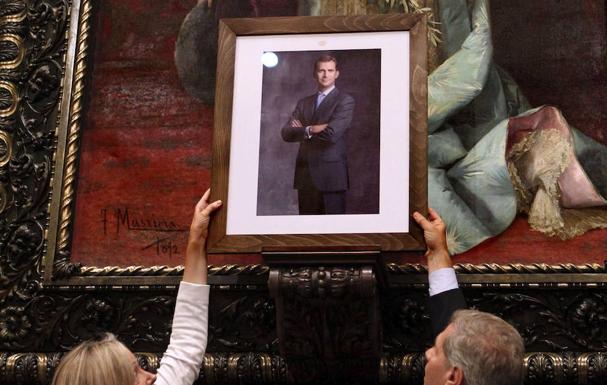 Barcelona deberá volver a poner el retrato de Felipe VI