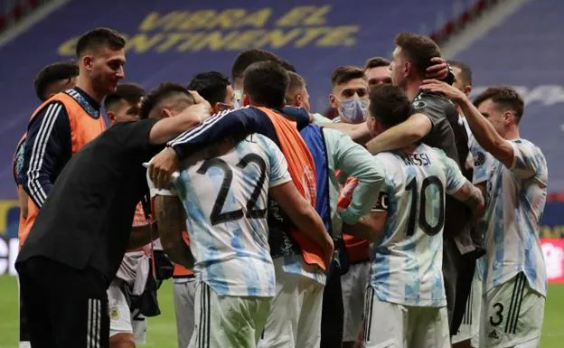 Los futbolistas argentinos celebran el pase a la final. /Reuters