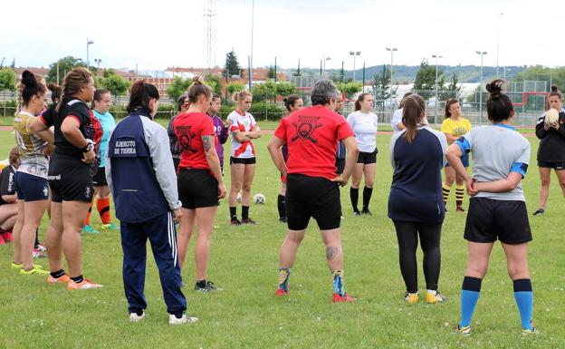 La selección femenina de Rugby del Ejército de Tierra entrena en la ULE