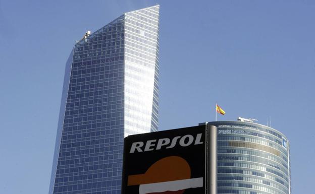 El juez imputa a Repsol y Caixabank por los contratos con Villarejo