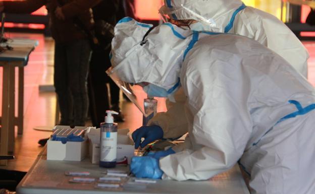 La quinta ola deja en Atención Primaria 200 nuevos pacientes cada día y 4.000 casos activos