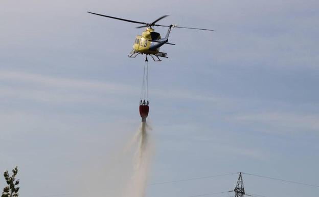 Un incendio calcina casi tres hectáreas de pasto en Villalis de la Valduerna