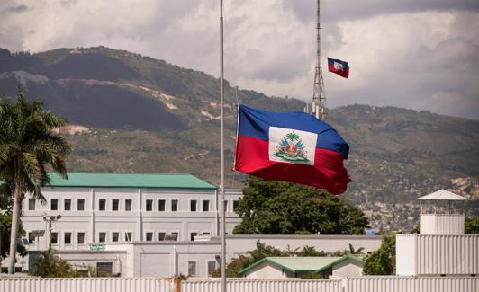 La bandera de Haití, este sábado a media asta en el Palacio Presidencial de Puerto Príncipe./efe