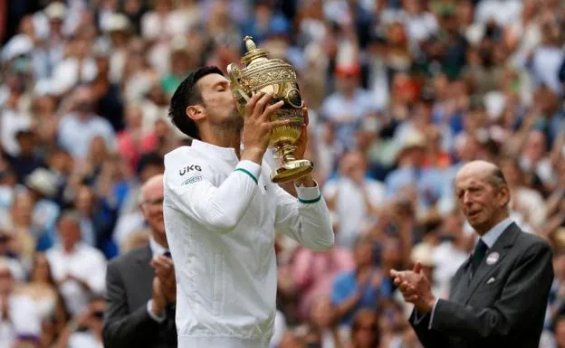 Novak Djokovic besando al trofeo/ADRIAN DENNIS (AFP)