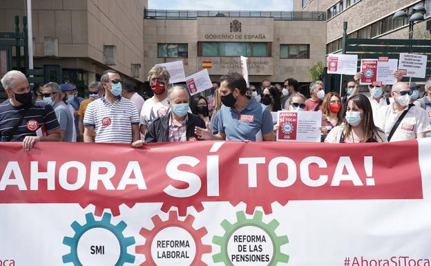 CCOO y UGT amenazan al Gobierno con salir a la calle si cede al «chantaje» de la patronal y no deroga la Reforma Laboral