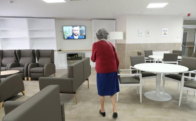 Igea defiende residencias sin sujeciones para garantizar la «dignidad y el respeto» de todos hasta el final de sus días