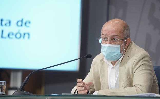 Igea ve un «poquito irracional» pedir a los sanitarios que hagan más PCR para que la gente se vaya de copas