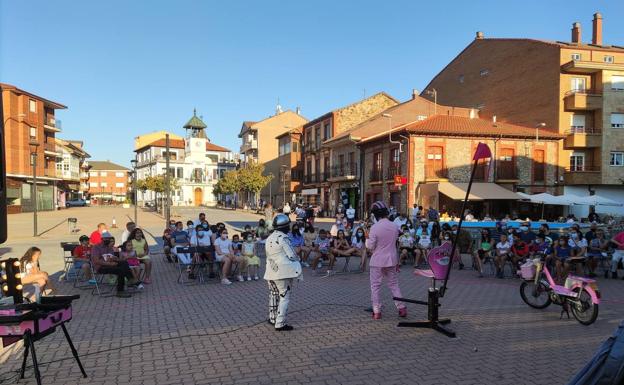 La Robla mantiene su festival de arte en la calle durante todo el verano