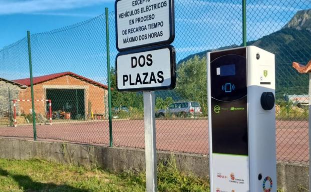 El Ayuntamiento Burón instala el primer punto de recarga eléctrica de la Montaña de Riaño