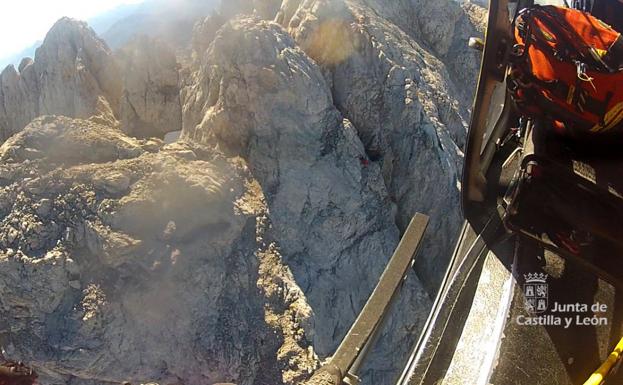 Rescatado en helicóptero un montañero tras sufrir una caída en la salida del Tiro Callejo en Posada de Valdeón