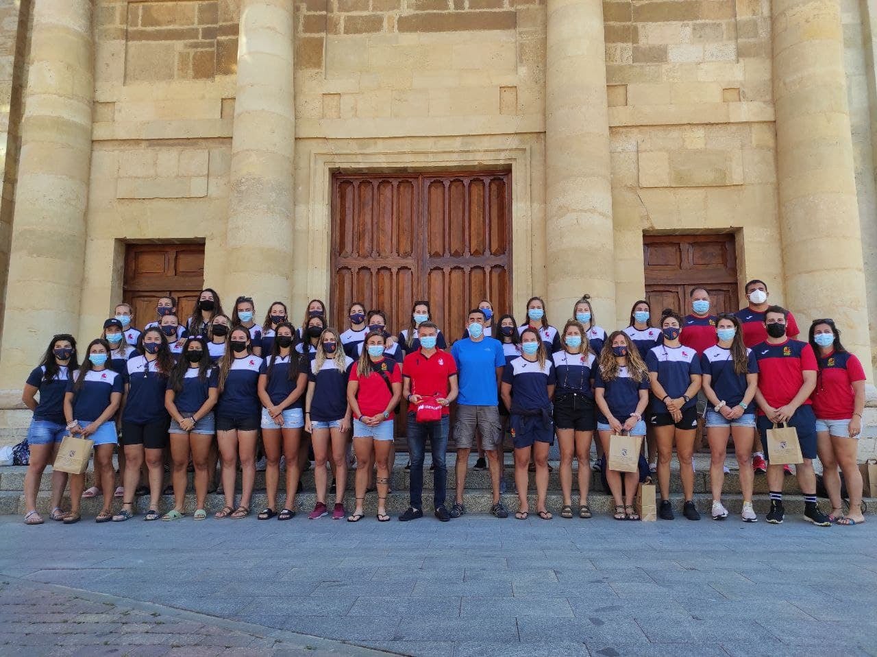 Valencia de Don Juan recibió a la selección femenina absoluta de Rugby 15 y disfrutaron de las piscinas