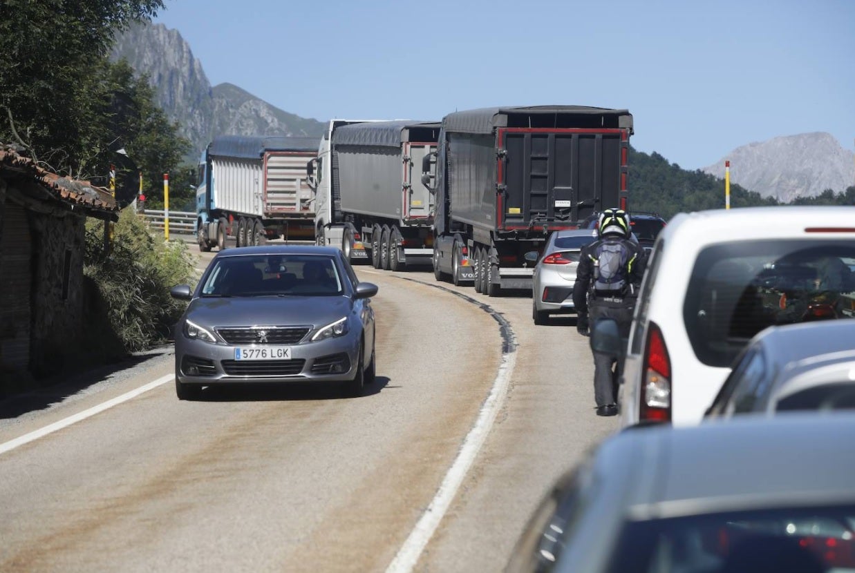 Fallece el conductor de un camión en la carretera del puerto de Pajares