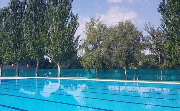 Cacabelos reabre las piscinas municipales de la mano de una nueva empresa concesionaria