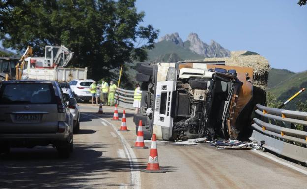 Fallece el conductor de un camión en la carretera del puerto de Pajares