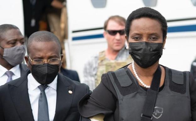 La primera dama vuelve a Haití para organizar el funeral de su marido