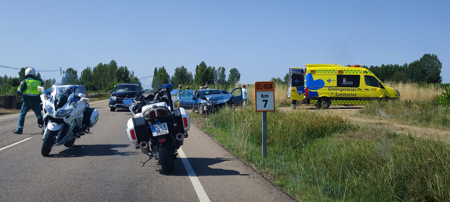 Un vehículo vuelca en Villadangos y una conductora resulta herida en una colisión en Valdefresno