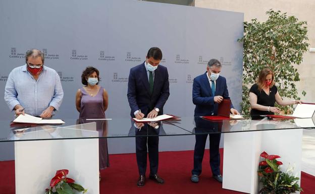 La Junta garantiza la carrera profesional y el reparto de fondos adicionales a empleados públicos