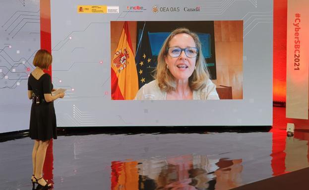 Nadia Calviño llama a la colaboración público-privada para aumentar la seguridad en el mundo online