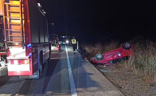 Herida una mujer de 44 años tras el vuelco de un turismo en la N-630 en La Pola de Gordón