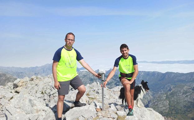 Manuel Merillas y Carlos Lozano coronan en Picos de Europa por las enfermedades raras