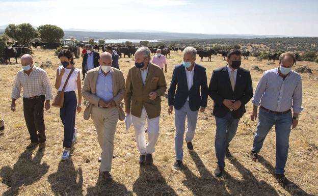 Carnero destaca que Castilla y León se ha convertido en la «granja de España» gracias a sus 36.000 explotaciones ganaderas