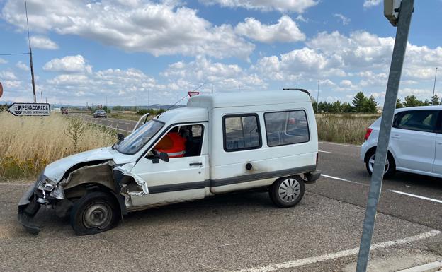 Un aparatoso accidente entre un autobús, un todoterreno y una furgoneta se salda con un varón herido