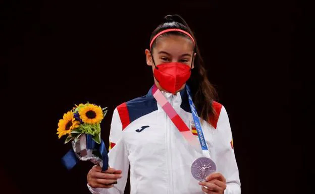 Adriana Cerezo, con su medalla de plata olímpica./ Efe