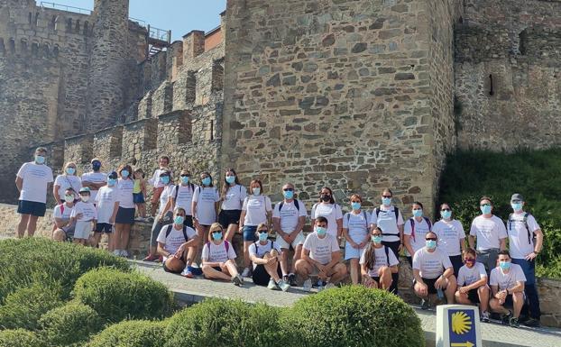 300 empleados de Abanca emprenden el Camino de Santiago desde 13 tramos diferentes en apoyo al Xacobeo 21-22