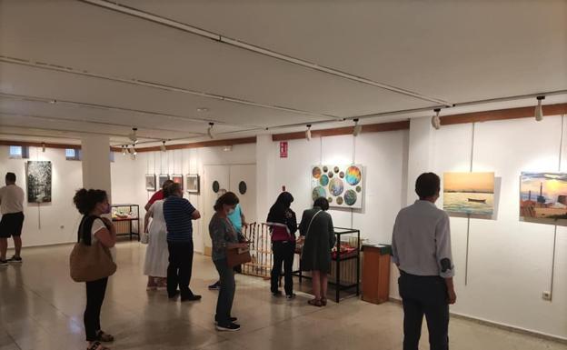 La Robla retoma su exposición de artistas y artesanos locales