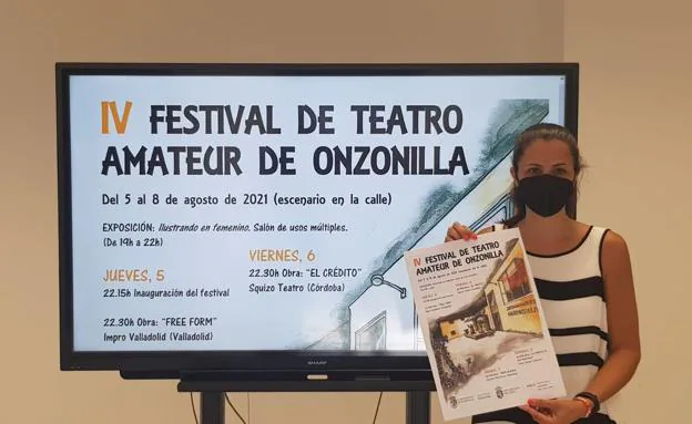 Diana García presentando el festival de teatro amateur de Onzonilla./
