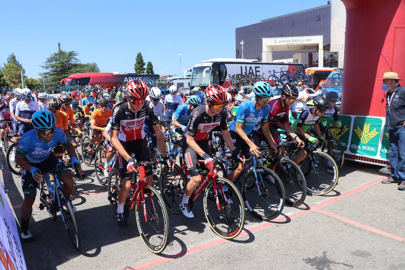 La Vuelta a Castilla y León vive una trepidante salida desde Avenida de los Reyes Leoneses