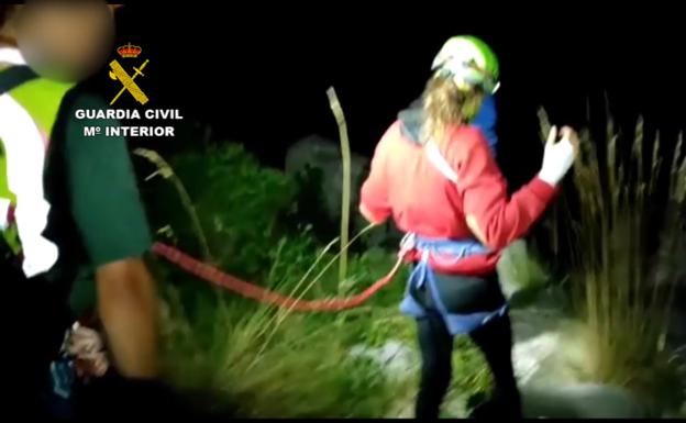 La Guardia Civil rescata de madrugada a dos senderistas en la canal de Dobresengos, en Valdeón