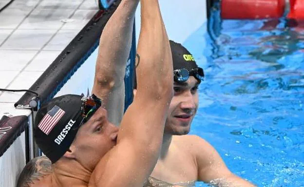 Dressel y Milak, tras su gran duelo en el 100 mariposa./Attila KISBENEDEK / AFP