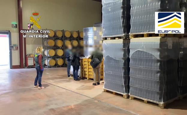 Una operación internacional destapa en León tres bodegas por etiquetado fraudulento