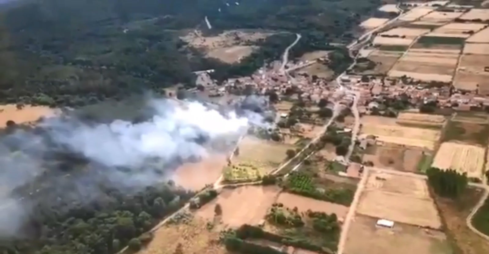 Medios aéreos y terrestres trabajan en la extinción de un incendio en Castrocontrigo