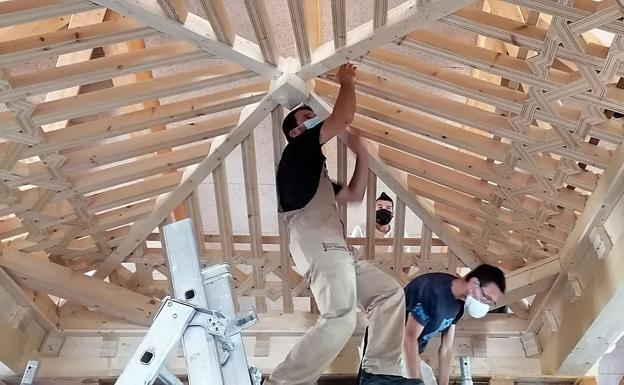 El Centro de los Oficios de León entrega a Valcabado del Páramo el pórtico de madera para su Iglesia