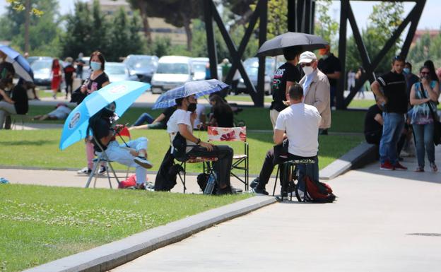 Impaciencia para vacunarse este lunes en León, donde la confusión marca esperas de horas