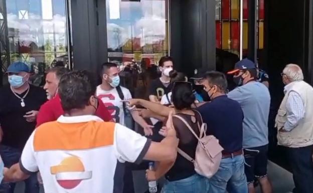 Momentos de tensión obligan a intervenir a la Policía Local en la cola de la vacunación