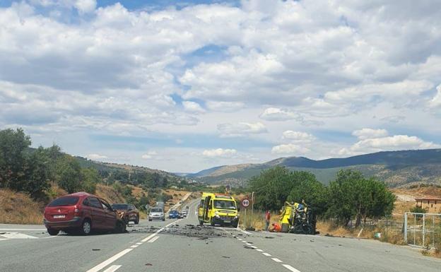 Fallece una mujer tras colisionar con su turismo contra una ambulancia en El Tiemblo